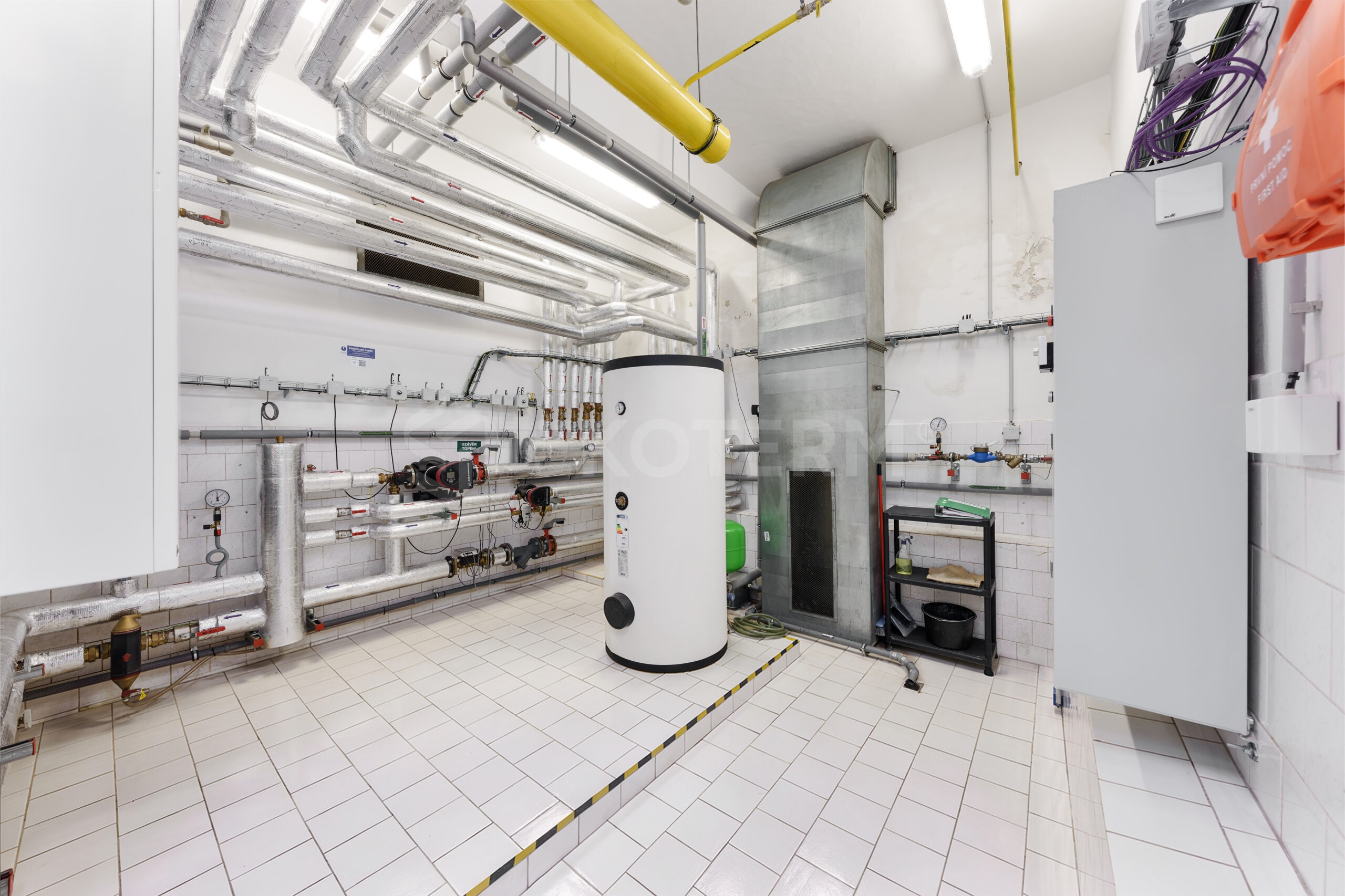 plynová kotelna - rozdělovač sběrač s ohřívačem vody