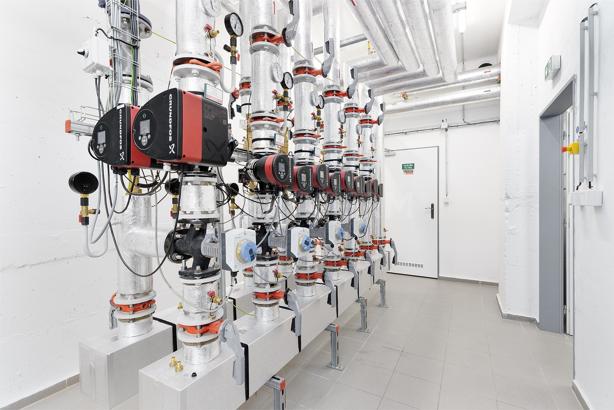 rekonstrukce kotelny 900 kW Střešovičky – rozvodné potrubí v kotelně