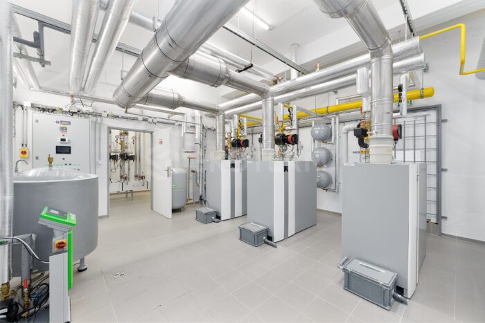 rekonstrukce kotelny 900 kW Střešovičky – detail rozvodů v kotelně