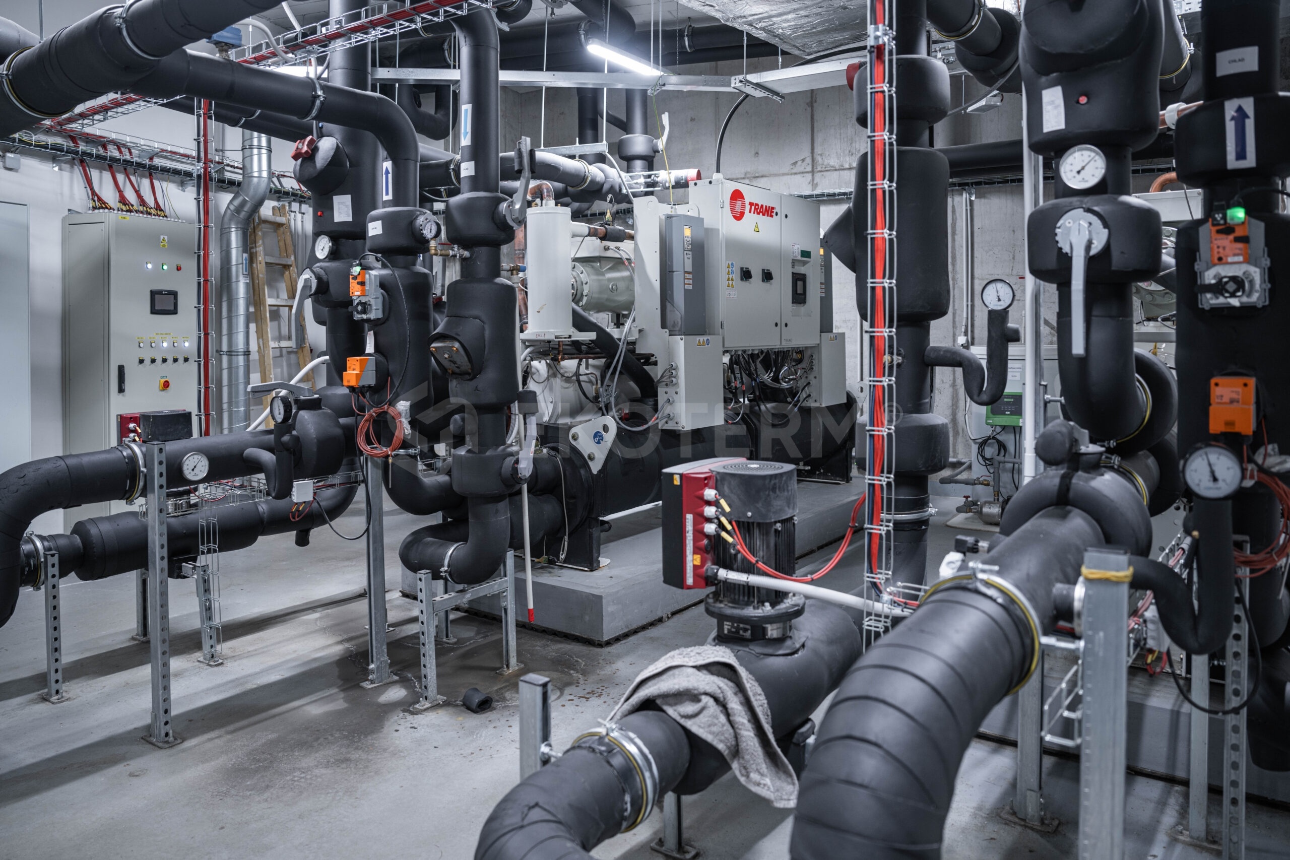 pracovníci EKOTERM při rekonstrukci kotelny – rekonstrukce a modernizace kotelny