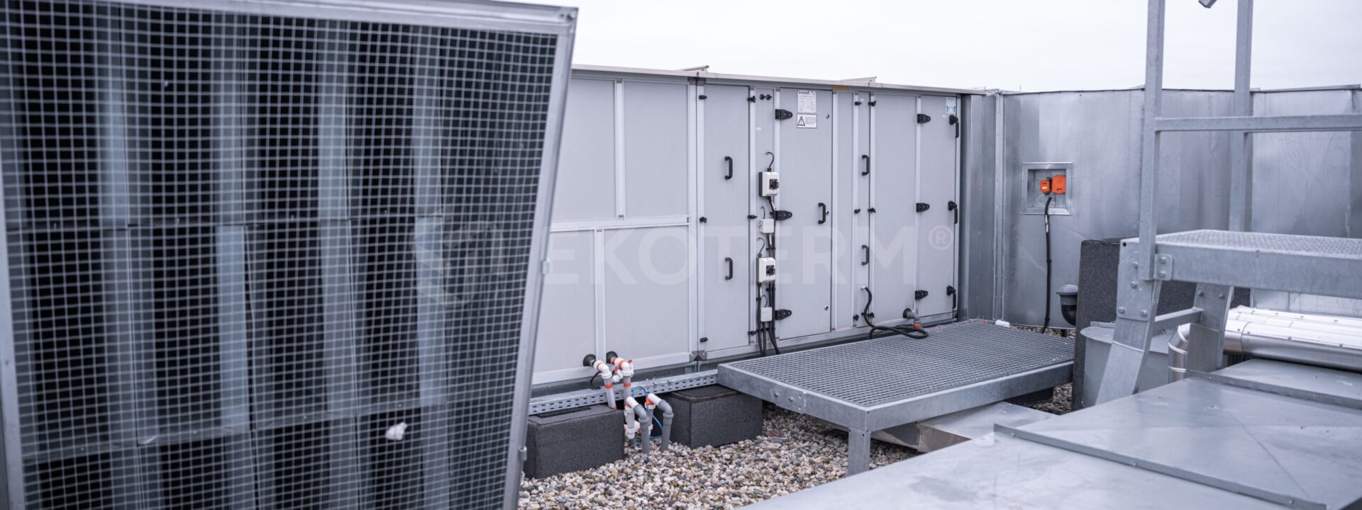 pracovník EKOTERM při servisu kotelny – rekonstrukce a modernizace kotelny