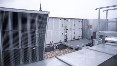 pracovník EKOTERM při servisu kotelny – rekonstrukce a modernizace kotelny