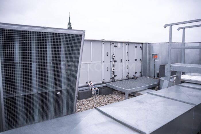 pracovník EKOTERM při servisu kotelny – rekonstrukce a modernizace kotelny