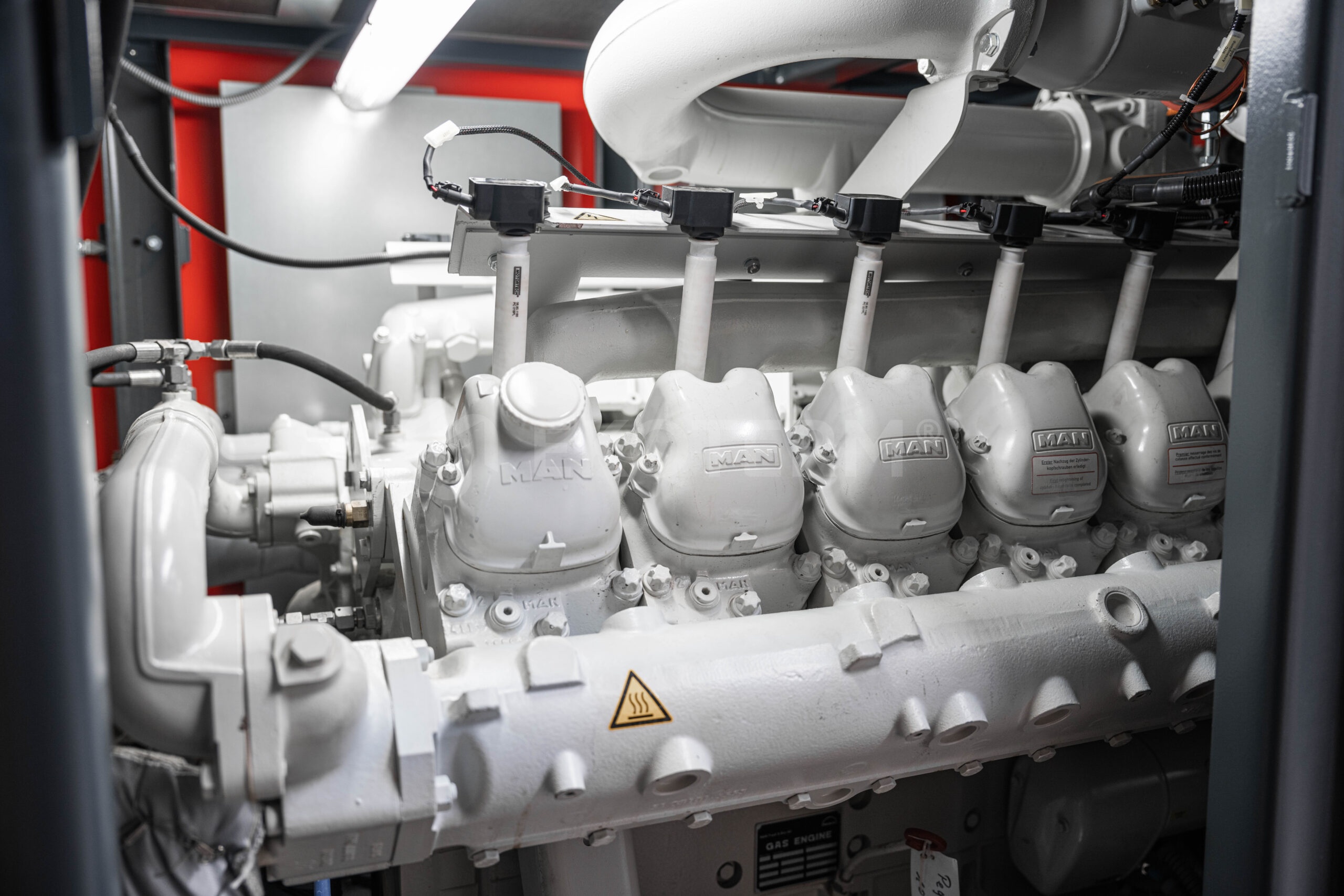 zaměstnanec EKOTERM v kotelně – rekonstrukce a modernizace kotelny