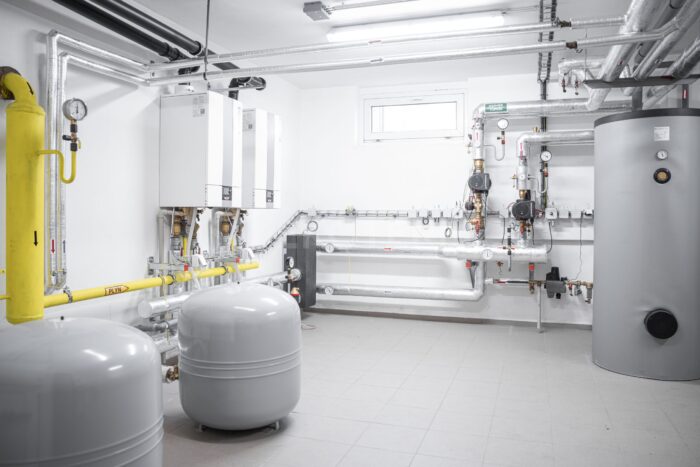 pracovník EKOTERM při servisu kotelny – rekonstrukce a modernizace kotelny