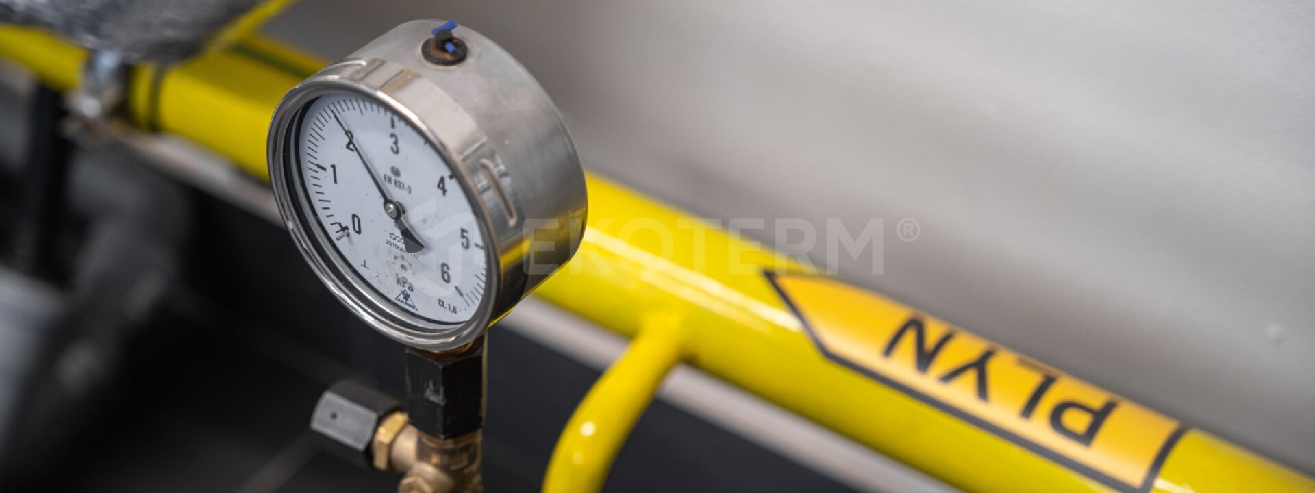 pracovník EKOTERM při servisu kotelny – rekonstrukce a modernizace kotelny