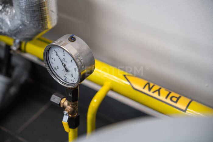 pracovník EKOTERM při servisu kotelny – rekonstrukce a modernizace kotelny