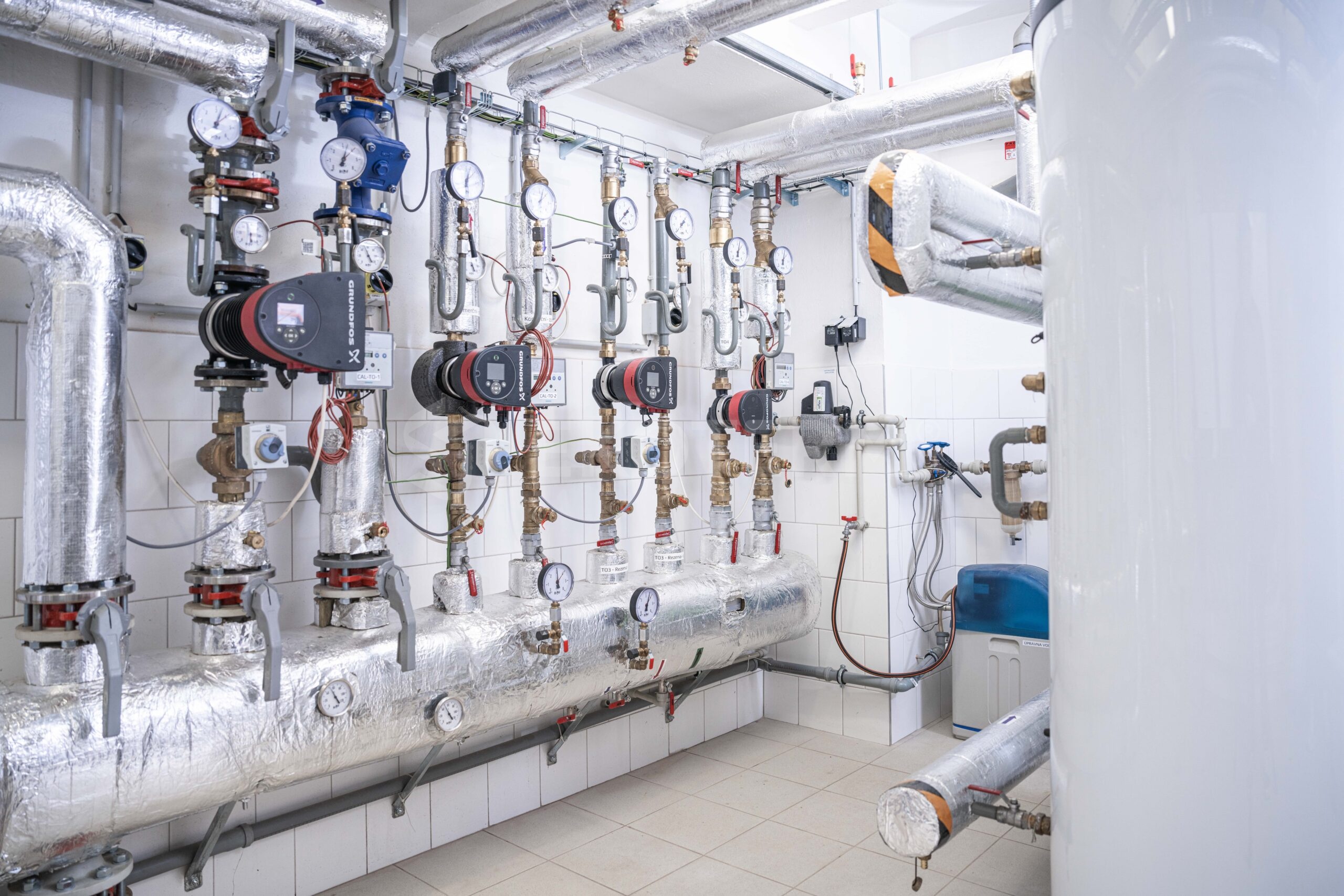 pracovník EKOTERM při servisu kotelny – rekonstrukce a modernizace kotelny