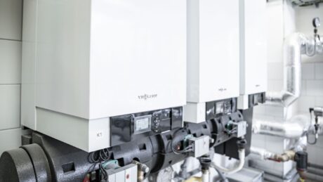 servisní technik EKOTERM při údržbě kotelny – rekonstrukce a modernizace kotelny