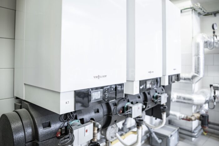 servisní technik EKOTERM při údržbě kotelny – rekonstrukce a modernizace kotelny