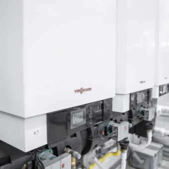 pracovníci EKOTERM při rekonstrukci kotelny – rekonstrukce a modernizace kotelny