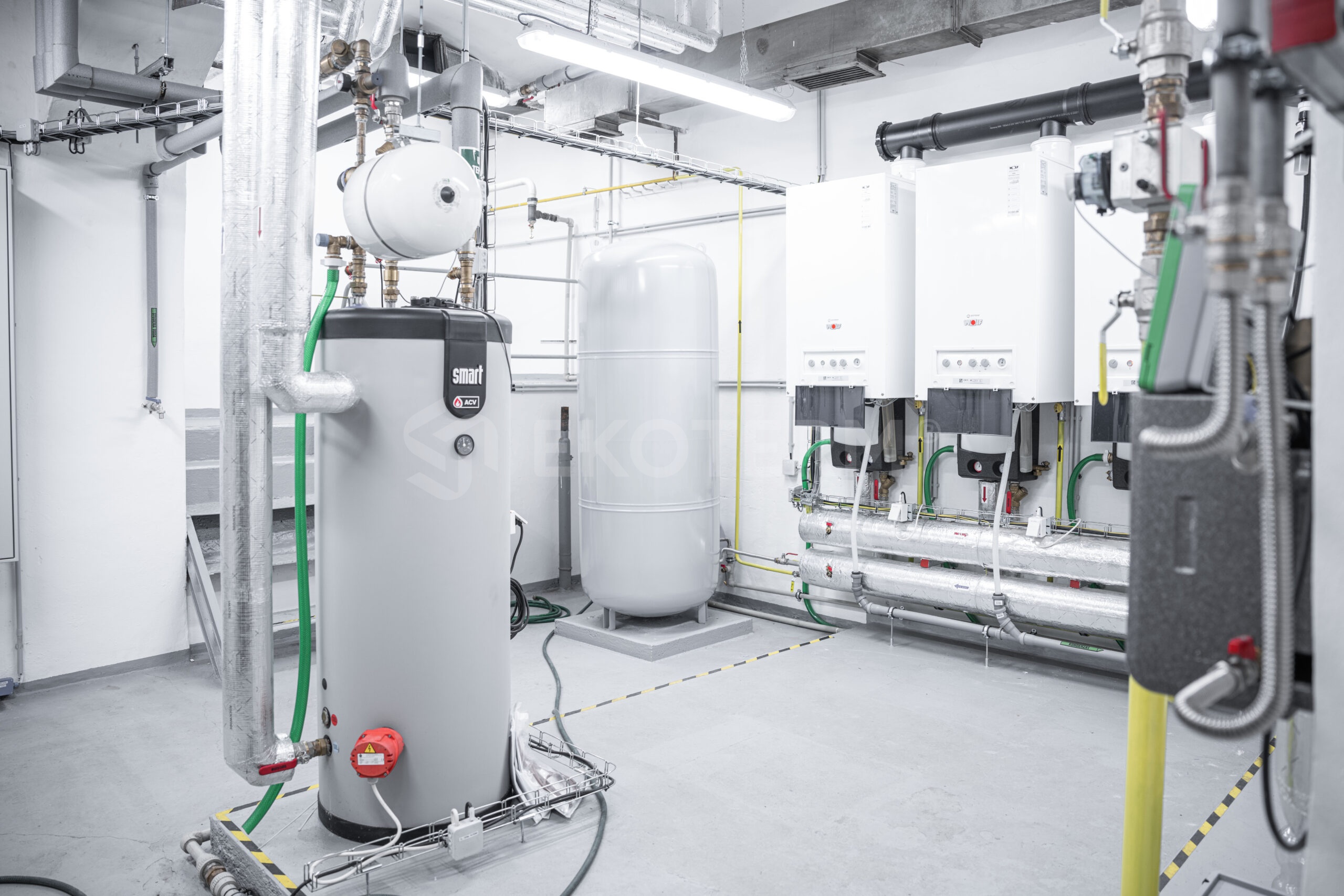 zaměstnanec EKOTERM v kotelně – rekonstrukce a modernizace kotelny