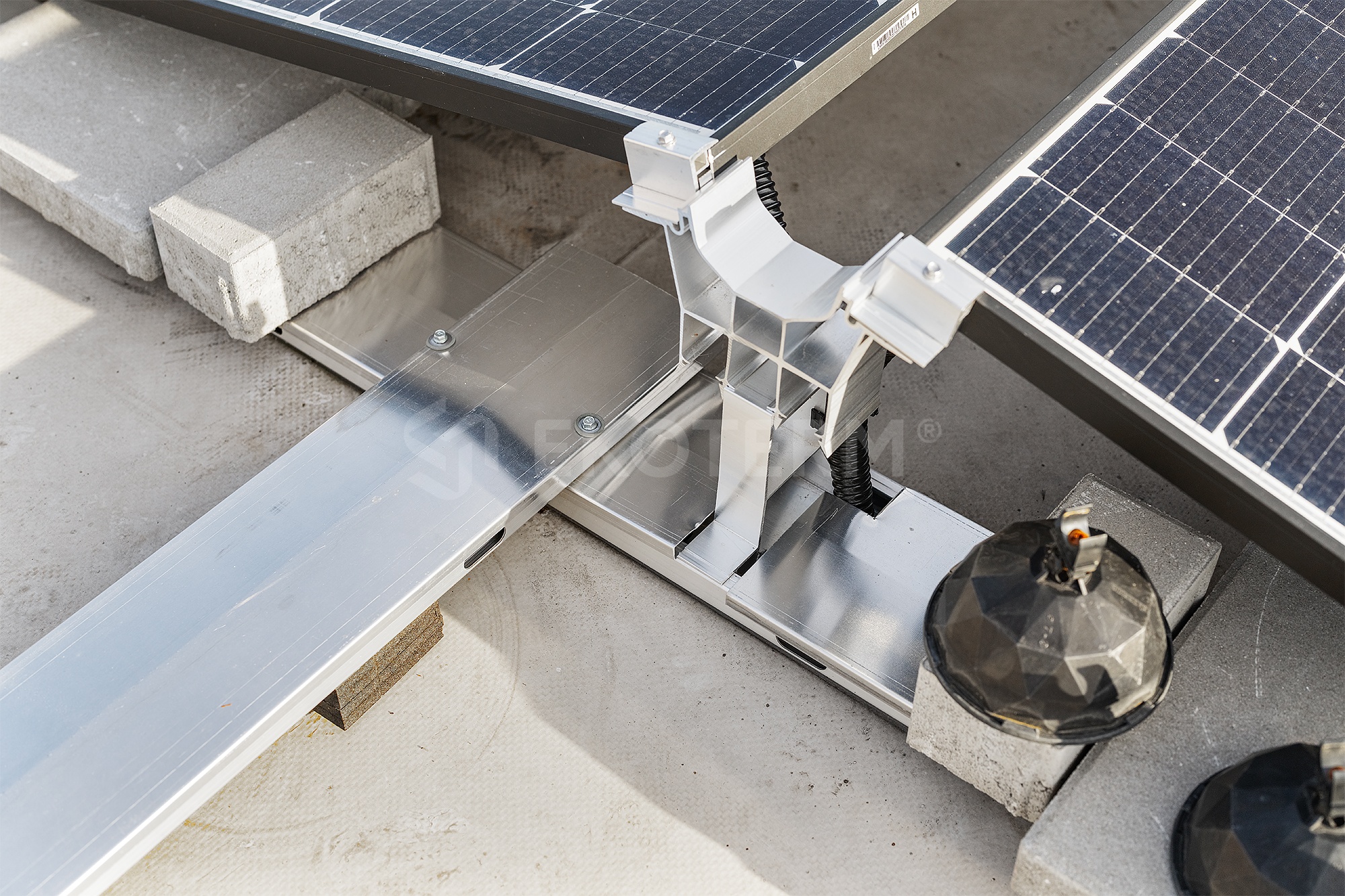 Detail kabelového žlabu nosné konstrukce fotovoltaické elektrárny Novotegra