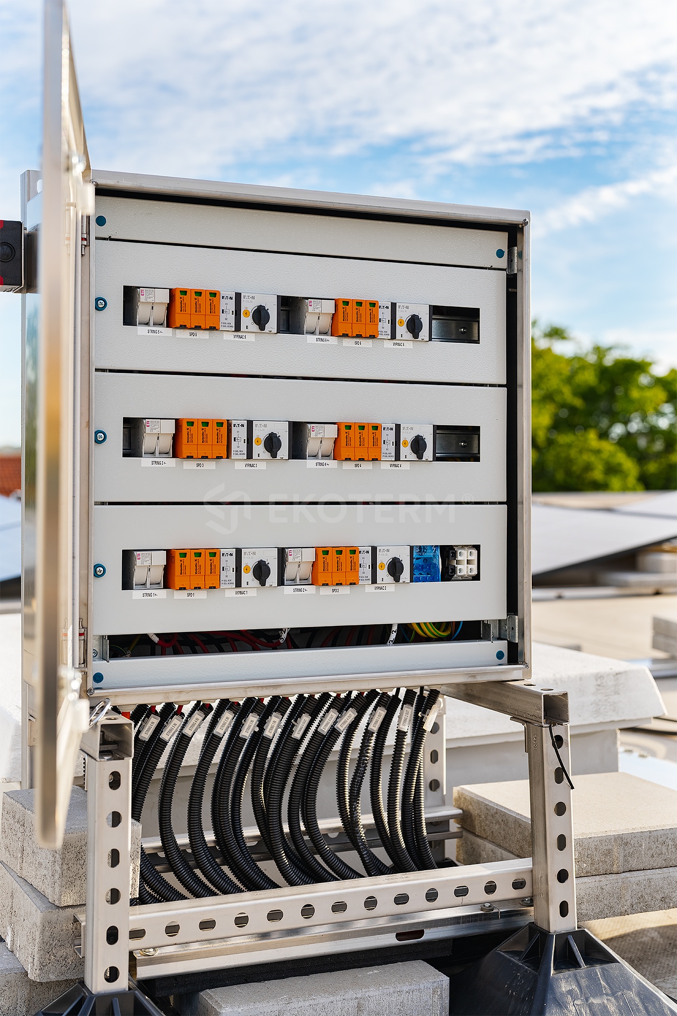 Vnitřek kovového rozvaděče fotovoltaické elektrárny