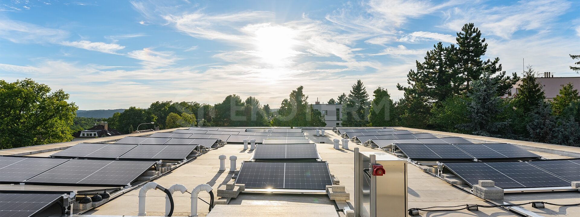 Montáž fotovoltaické elektrárny na bytovém domě