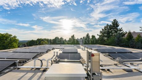 Montáž fotovoltaické elektrárny na bytovém domě