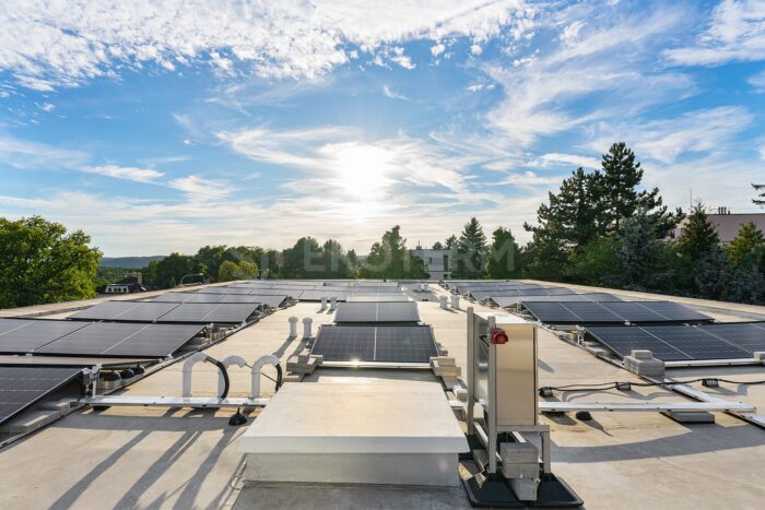 Montáž fotovoltaické elektrárny na bytovém domě