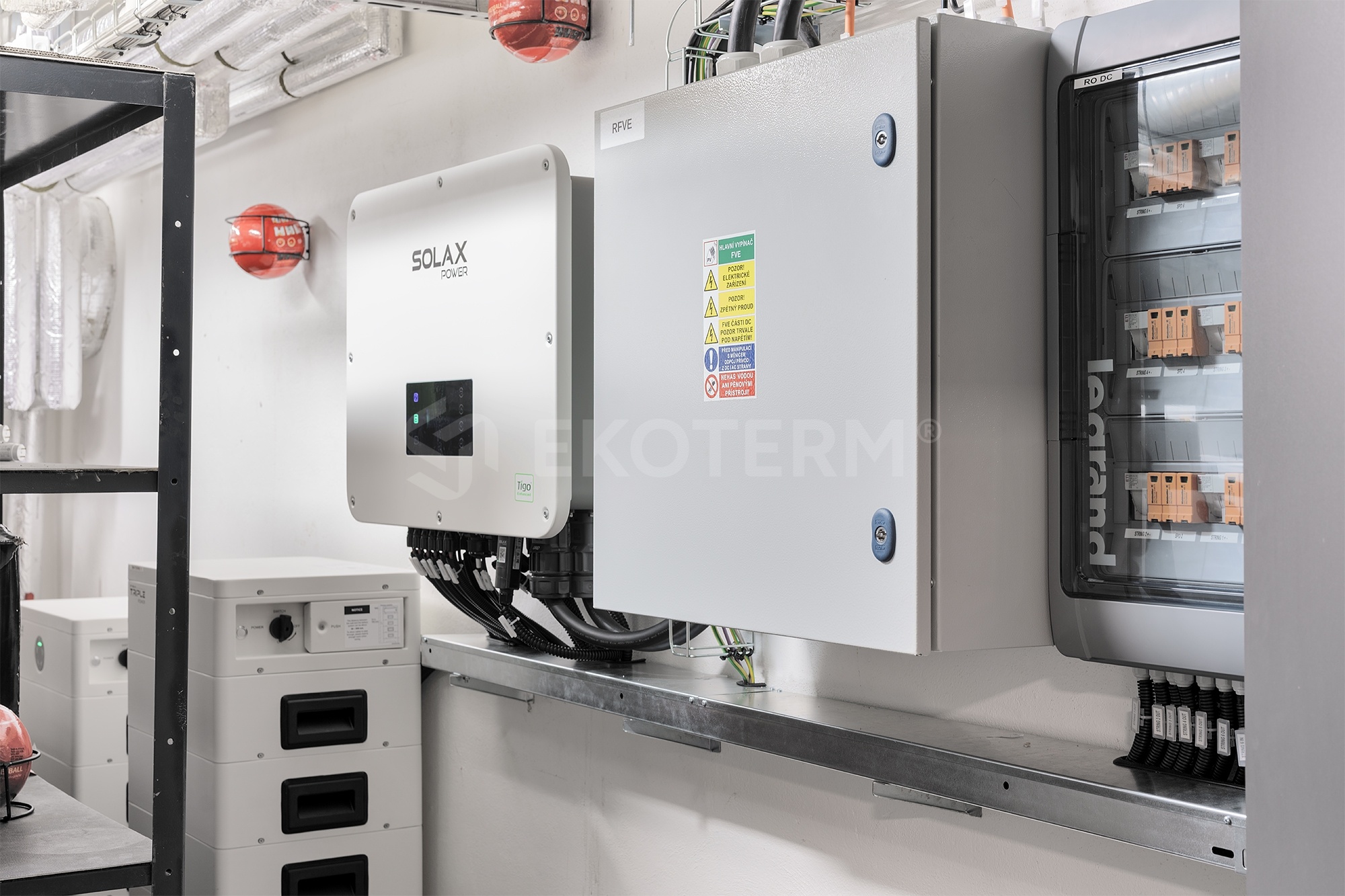 Střídač Solax a vnitřní rozvaděč fotovoltaické elekterárny