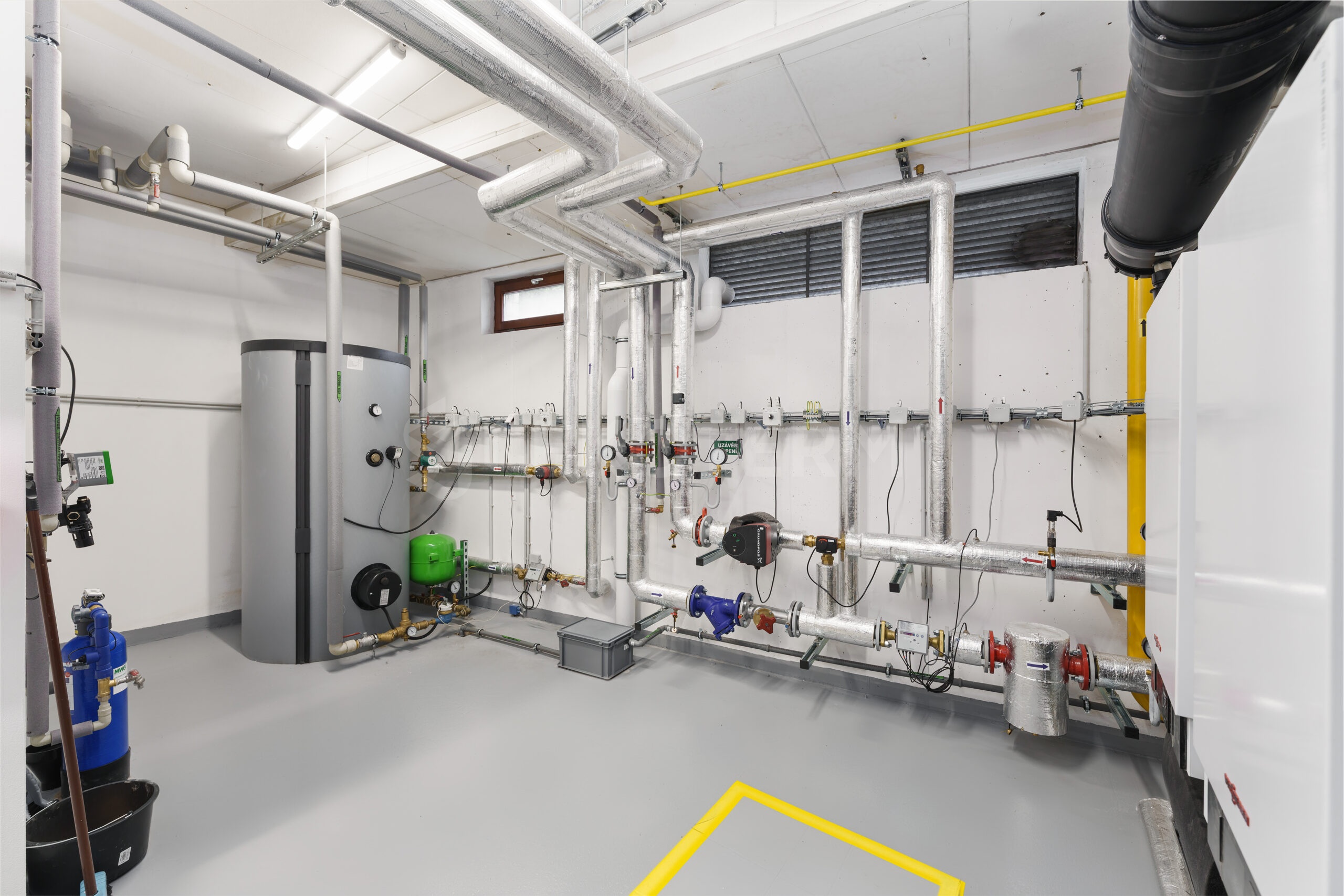 rekonstrukce kotelny 300 kW bytový dům Na Zemance Praha 4 – rozvodné potrubí v kotelně