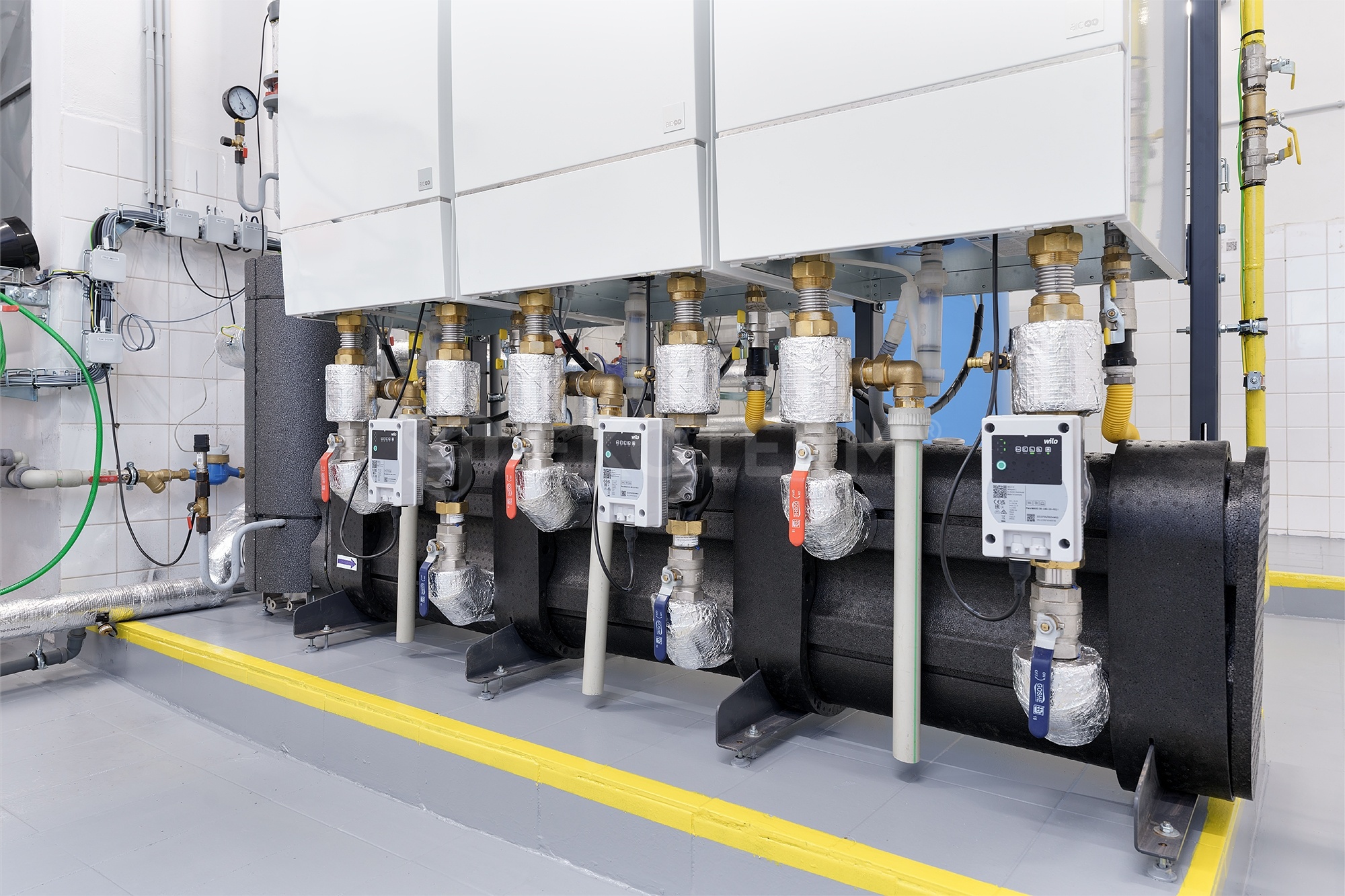 rekonstrukce kotelny 300 kW kaskáda AIC Nesta Chrome – detail rozvodů v kotelně