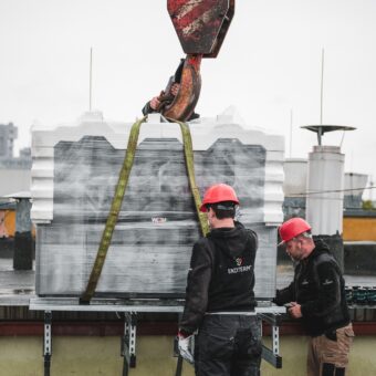Výstavba moderní kotelny s tepelnými čerpadly - jeřáb zvedá čerpadlo