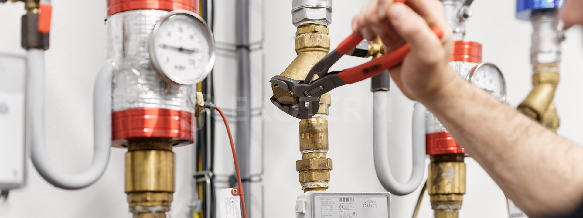 Správa a provoz kotelny - technik čistí filtr a provádí údržbu / servis kotelny
