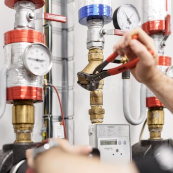 Správa a provoz kotelny - technik čistí filtr a provádí údržbu / servis kotelny
