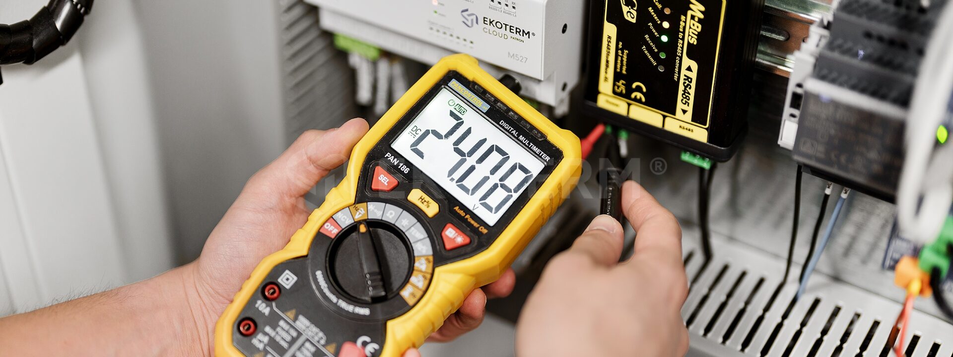Technik měření a regulace Ekoterm provádí kontrolu rozvaděče MaR